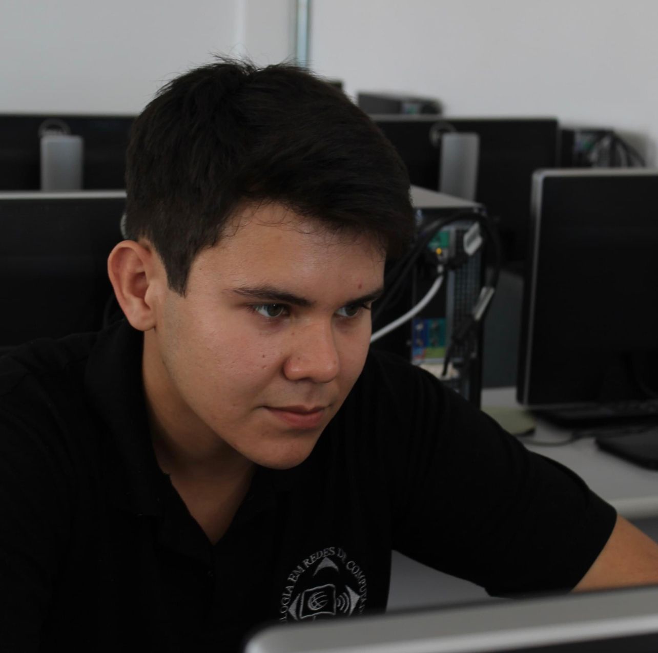 Apresentar como representar conceitos de assinatura digital, criptografia assimétrica e simétrica através da ferramenta Scyther, além de fazer análise de protocolos de segurança conhecidos na literatura